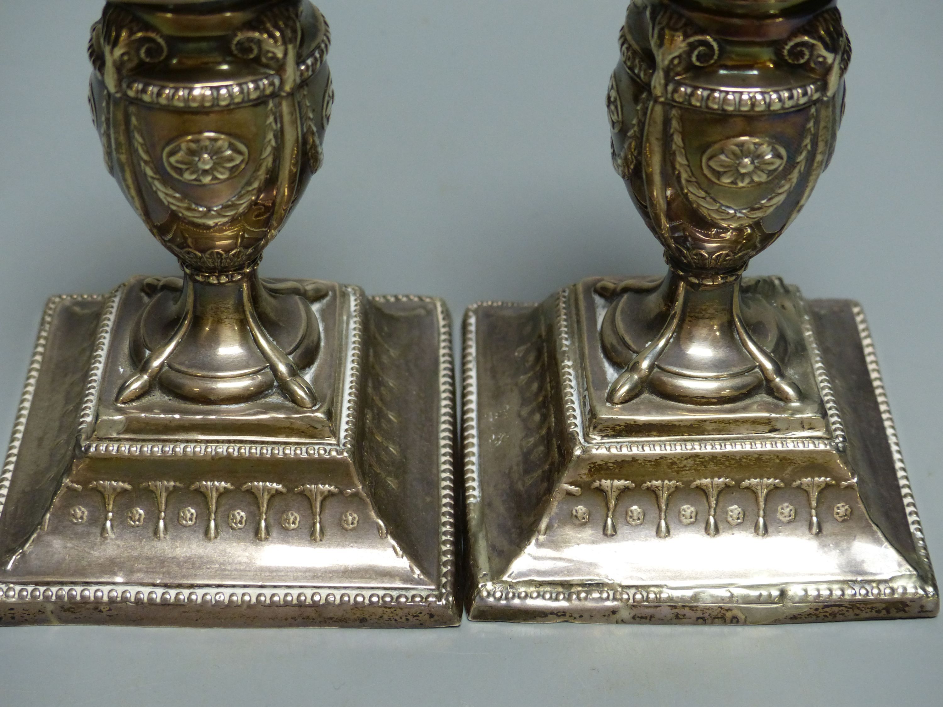 A pair of Victorian silver dwarf candlesticks of Neo-Classical design, H 12cm